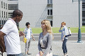 校舎前で話をする留学生の男女２人