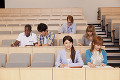 講義室で勉強する大学生と留学生