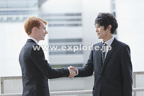 握手をするスーツ姿の男性２人