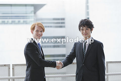 握手をするスーツ姿の男性２人