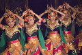 レゴンダンスを踊る女性たち
