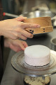 ケーキに粉をふりかける手　ケーキ屋