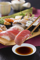 中トロの寿司に醤油をつける