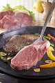 ステーキを鉄板で焼く