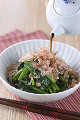 ほうれん草のおひたしに醤油をかける