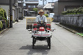 田植機を運転する男性